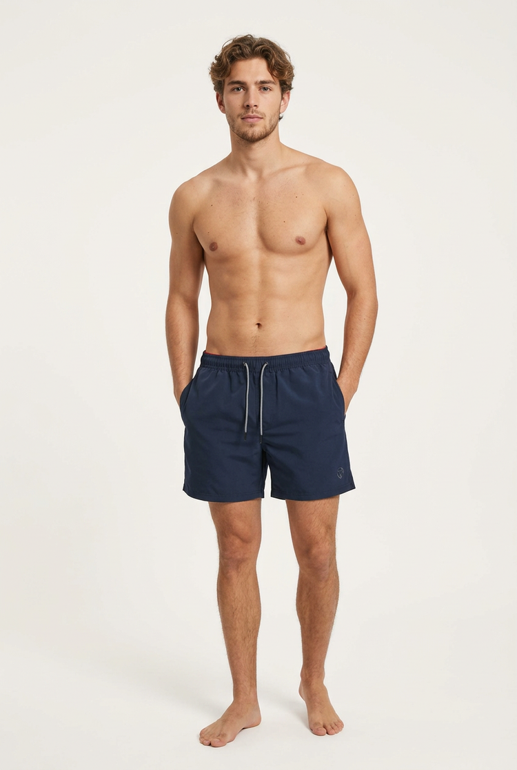Model trägt die JACK & JONES Badehose JPSTFIJI